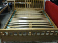 Postel bez matrace a roštu